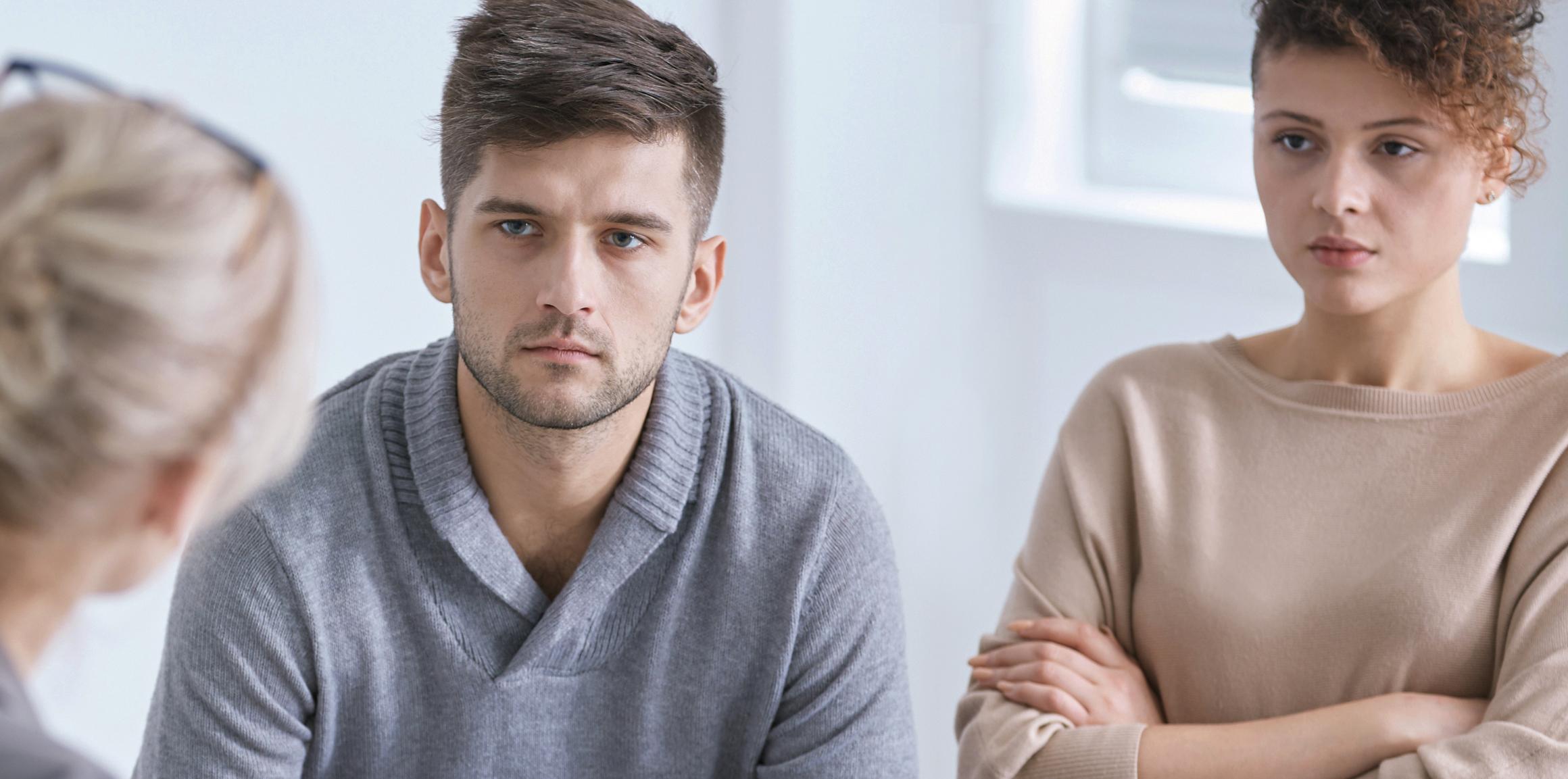 Ein Mann und eine Frau befinden sich im geschützen Raum einer Paarberatung durch eine Beraterin