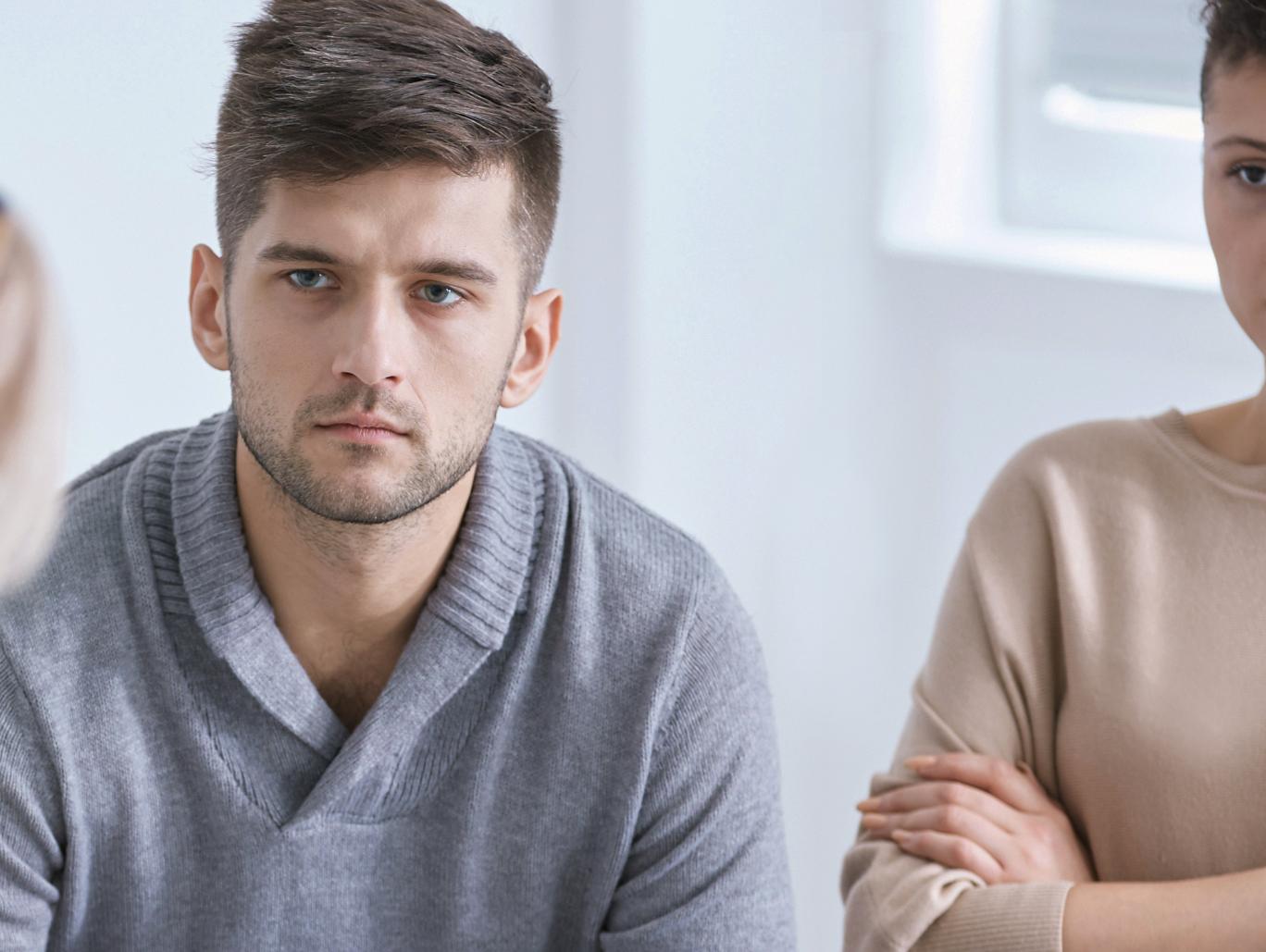 Ein Mann und eine Frau befinden sich im geschützen Raum einer Paarberatung durch eine Beraterin