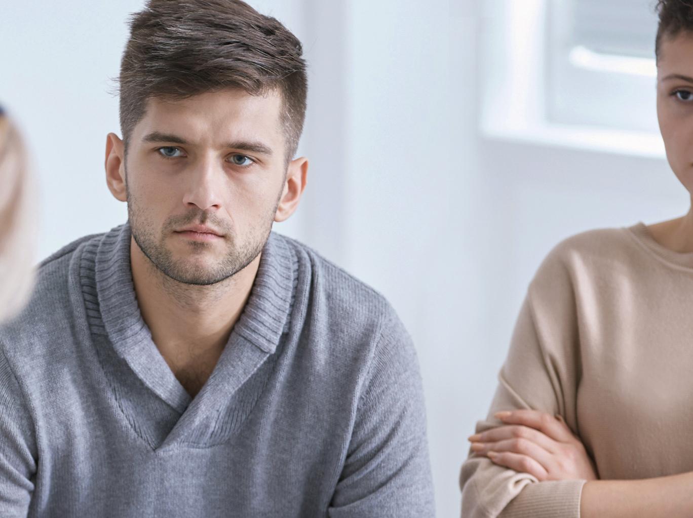 Ein Mann und eine Frau befinden sich im geschützen Raum einer Paarberatung durch eine Beraterin