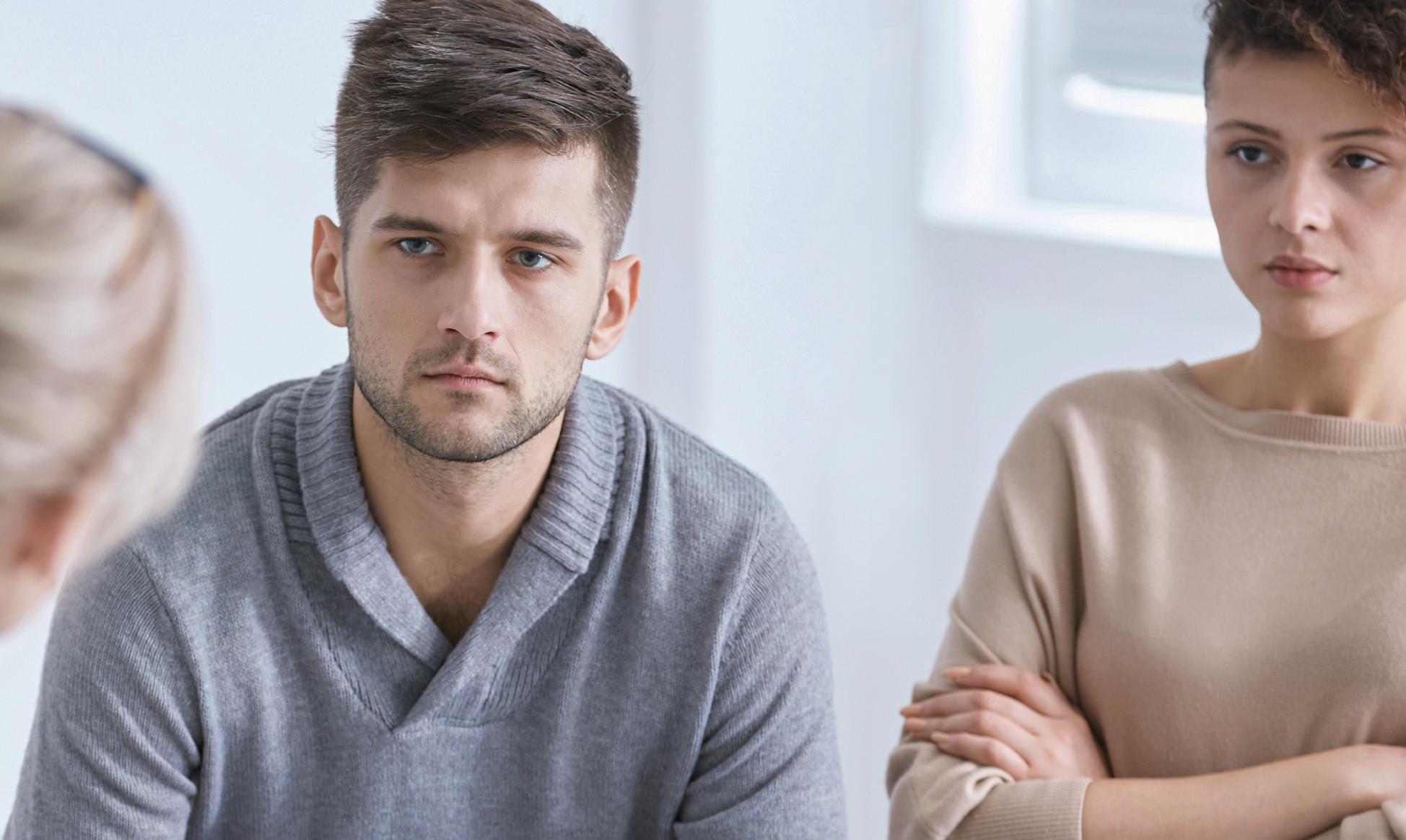 Ein Mann und eine Frau befinden sich im geschützen Raum einer Paarberatung durch eine Beraterin