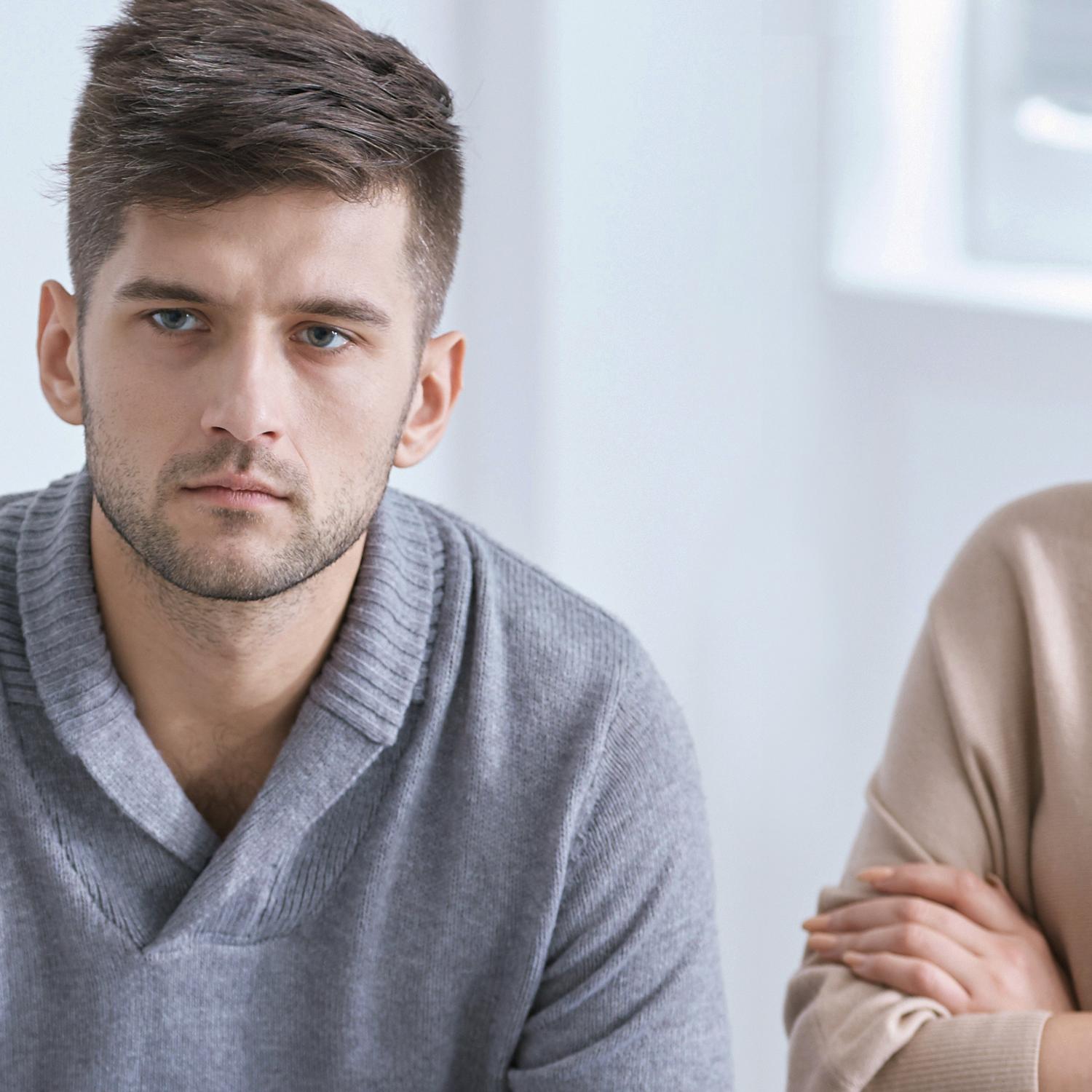 Ein Mann und eine Frau befinden sich im geschützen Raum einer Paarberatung durch eine Beraterin