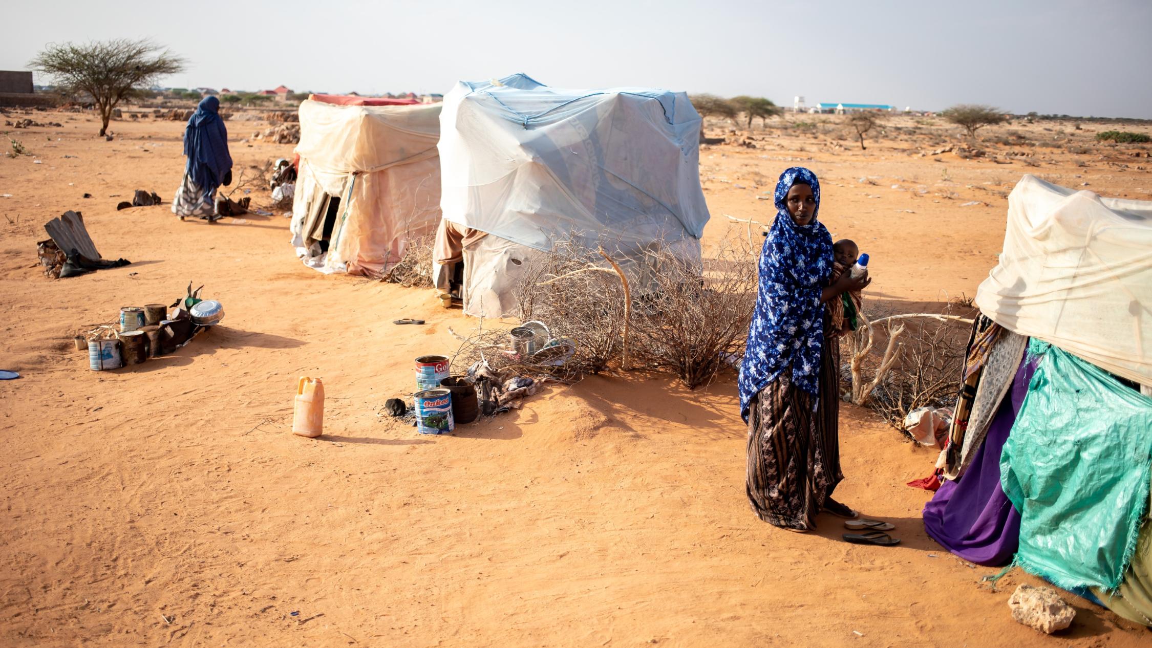 Eine Mutter mit ihrem Kind ist vor der Dürre in Somalia in ein Lager für Binnenvertriebene geflohen.