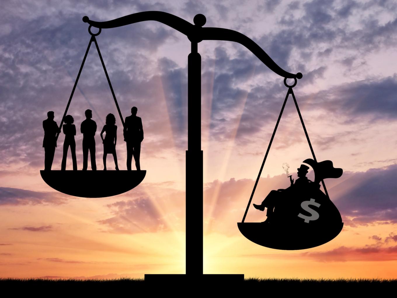 Eine stilisierte Waage zeigt ein Ungleichgewicht. Geld und Einzelne wiegen mehr als viele Personen