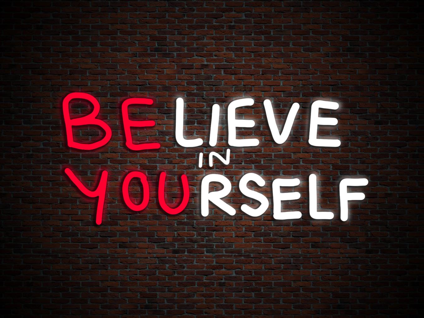 Leuchtschrift an einer Backsteinwand: believe in yourself