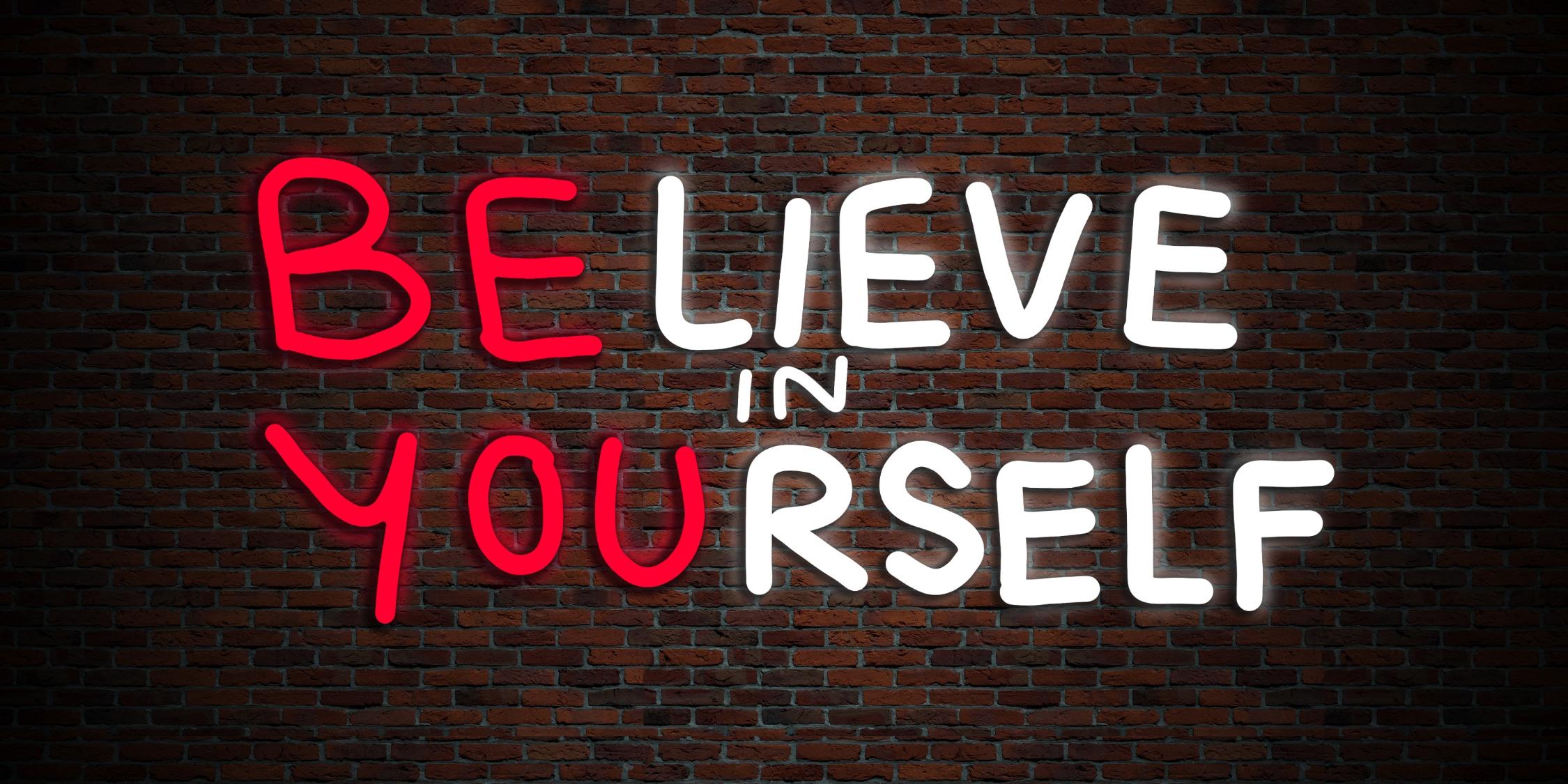 Leuchtschrift an einer Backsteinwand: believe in yourself