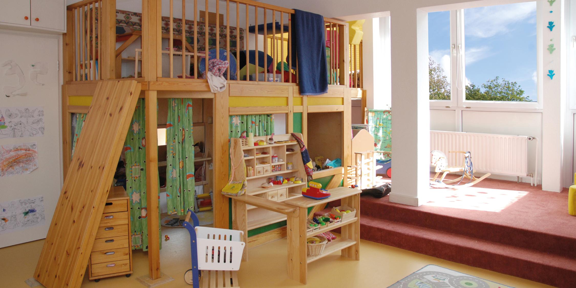 Zweistöckiger Spielbereich aus Holz im Kinderbereich des Frauenhauses