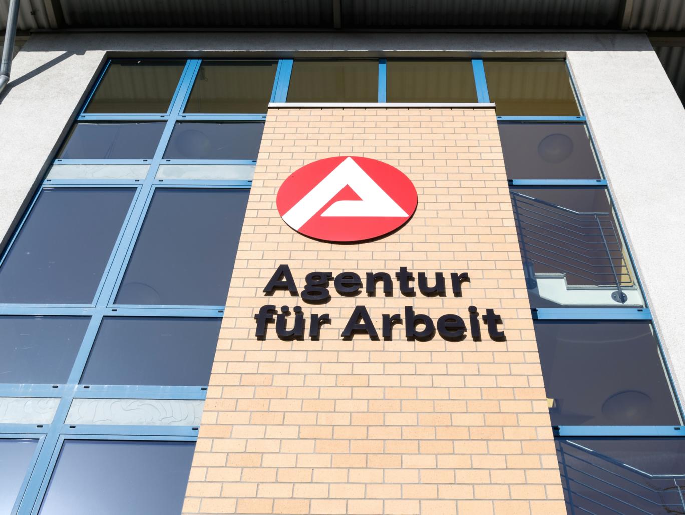 Die Außenwand eines Gebäudes mit Logo der Agentur für Arbeit.