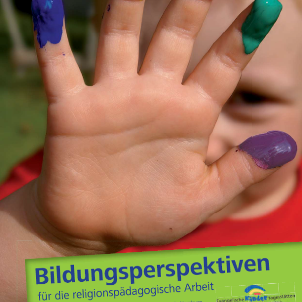 Kind zeigt offene Hand mit an den Fingerspitzen aufgetragener bunter Farbe