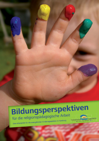 Kind zeigt offene Hand mit an den Fingerspitzen aufgetragener bunter Farbe