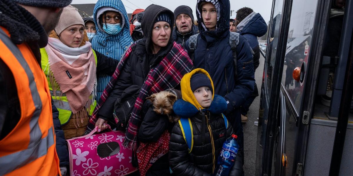 Flüchtlinge aus der Ukraine warten am polnischen Grenzübergang in Medyka (Foto: Frank Schultze / Diakonie Katastrophenhilfe)