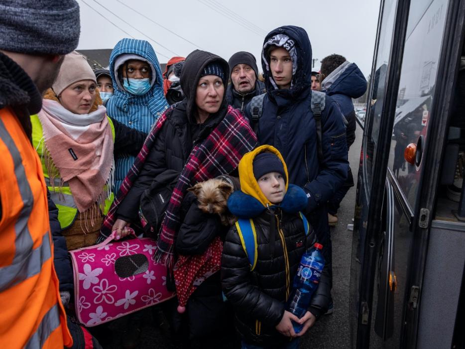 Flüchtlinge aus der Ukraine warten am polnischen Grenzübergang in Medyka (Foto: Frank Schultze / Diakonie Katastrophenhilfe)