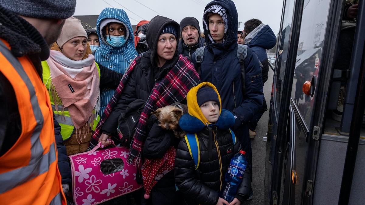 Flüchtlinge aus der Ukraine warten am polnischen Grenzübergang in Medyka vor einem Bus.
