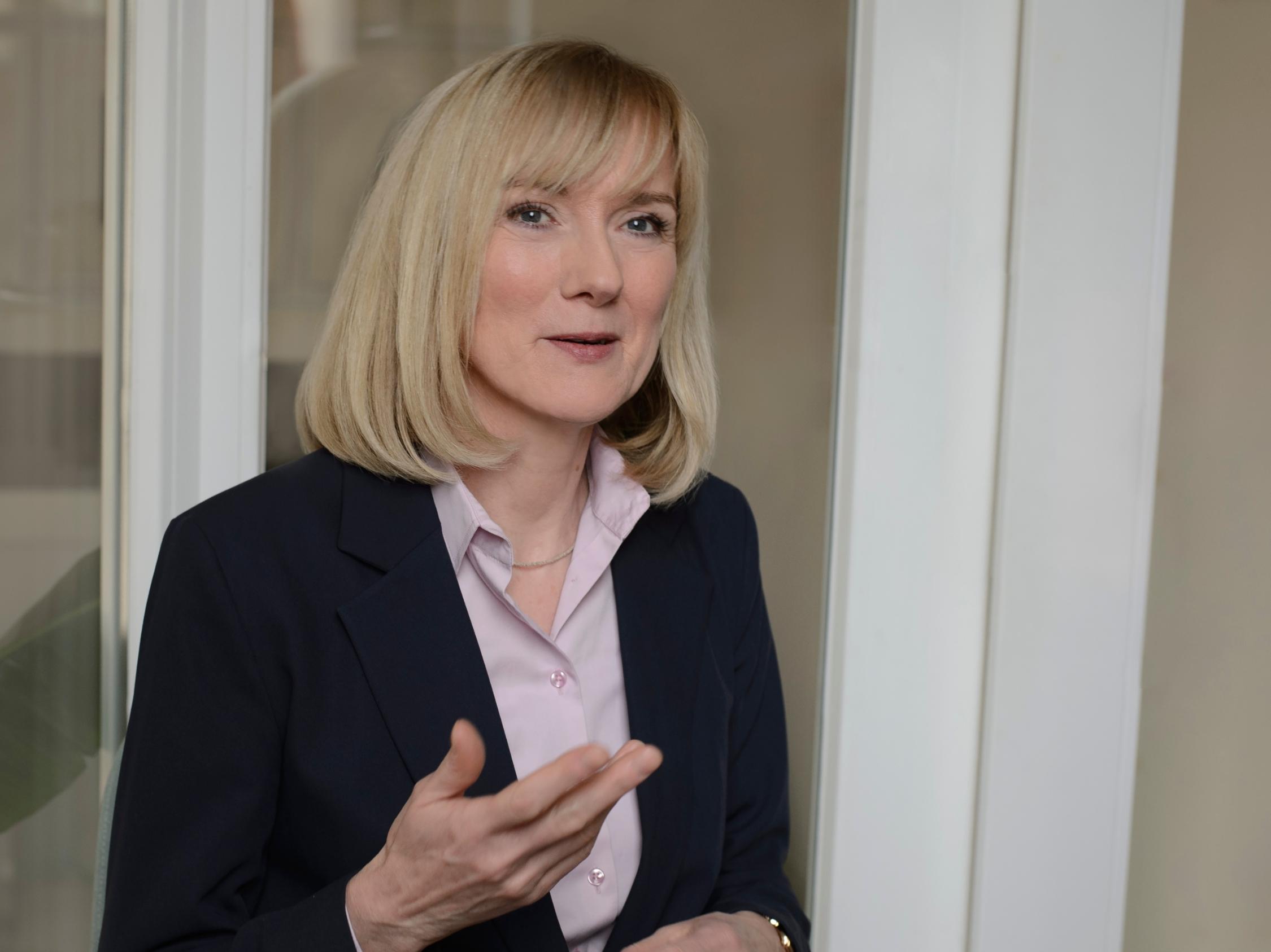 Eine Frau mit erhobener Hand am Sprechen.