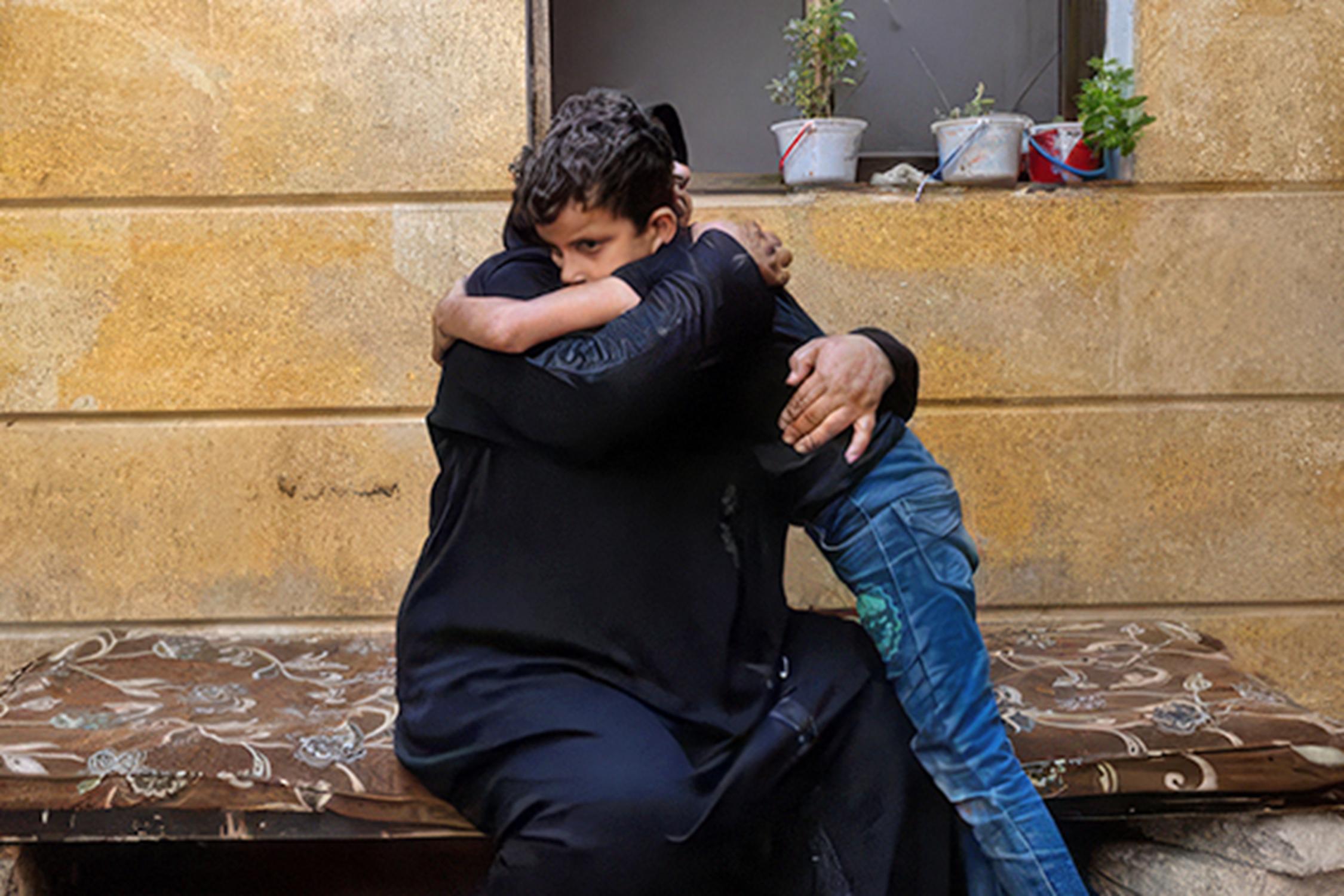 Eine Frau und ein Junge umarmen sich.