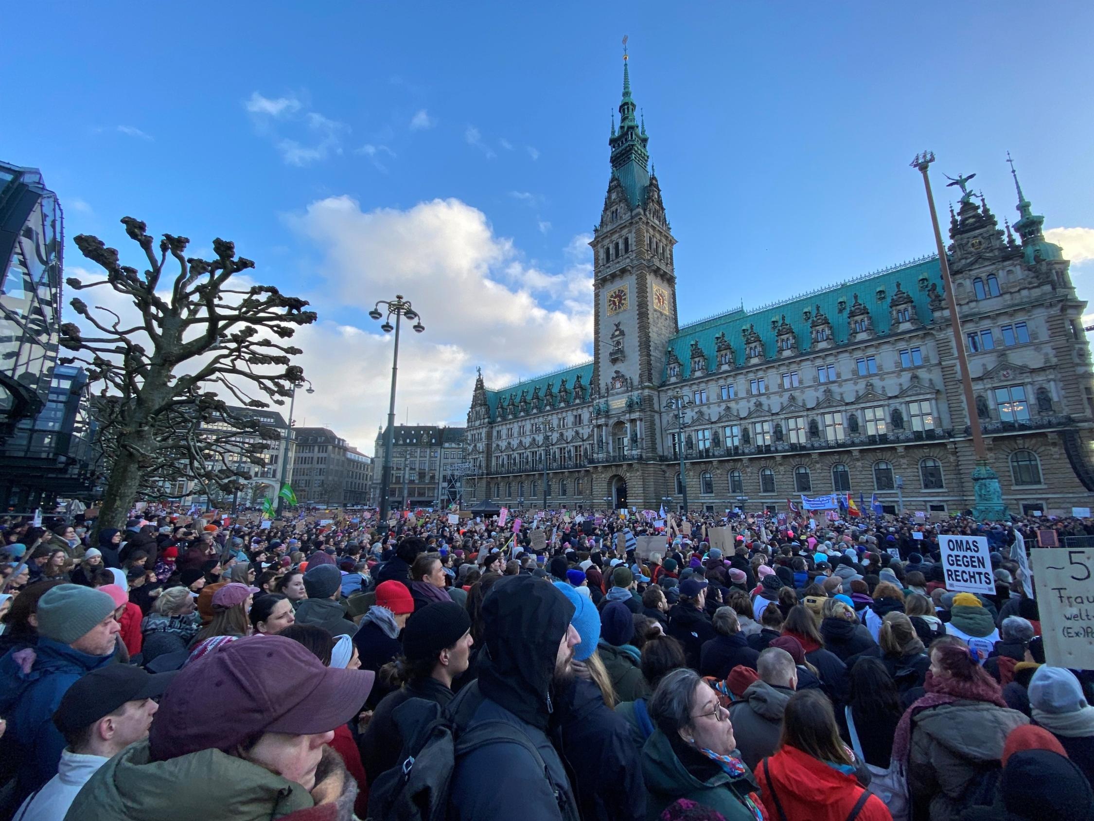 Viele Menschen demonstrieren vor dem Hamburger Rathaus