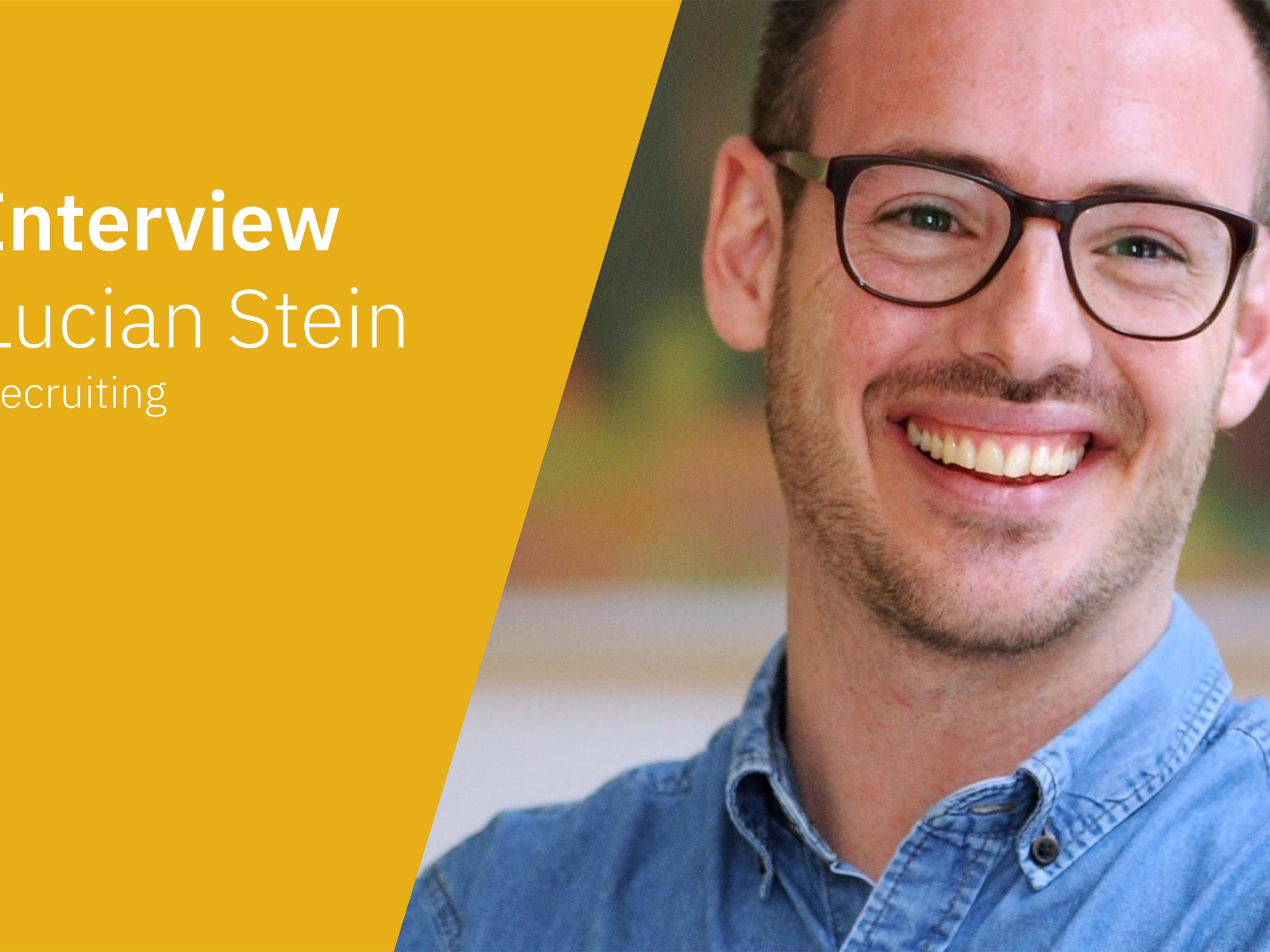 Ein geteiltes Bild, auf dessen linker Seite auf einer gelben Fläche 'Interview Lucian Stein Recruiting' steht und auf dessen rechter ein Foto von einem lachenden Mann mit Brille abgebildet ist.