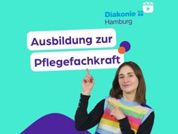 Im unteren Bild steht eine Frau, die über sich auf den Schriftzug 'Ausbildung zur Pflegefachkraft' zeigt.