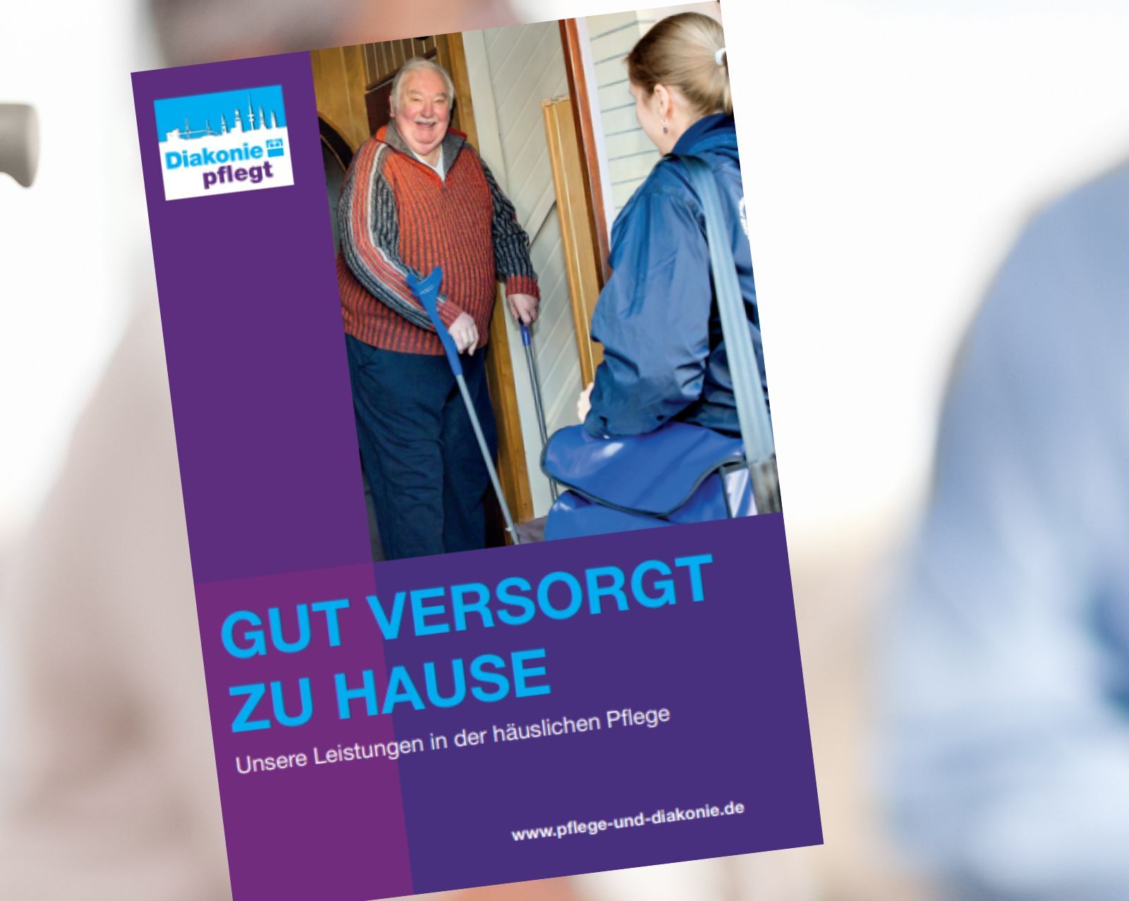 Eine Broschüre von 'Diakonie pflegt' vor einem verschwommenen Hintergrund.
