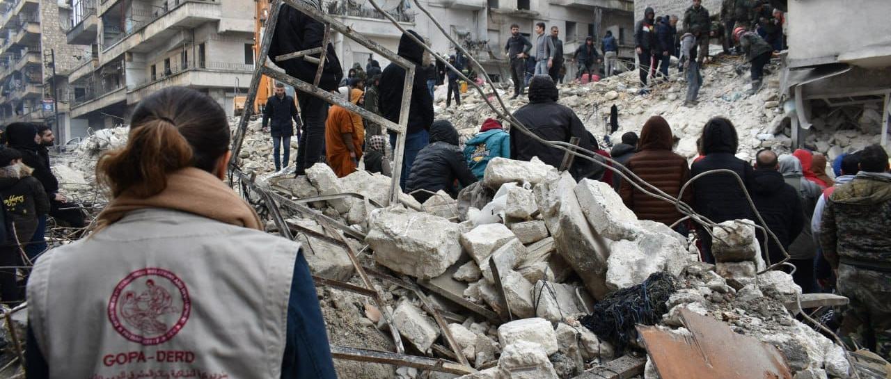 Schweres Erdbeben in der Türkei und Syrien am 6.2. 2023. Mitarbeitende der Partnerorganisation GOPA-DERD machen sich einen Überblick über die Lage, um den Bedarf an Hilfeleistungen zu evaluieren und diese vorzubereiten.
