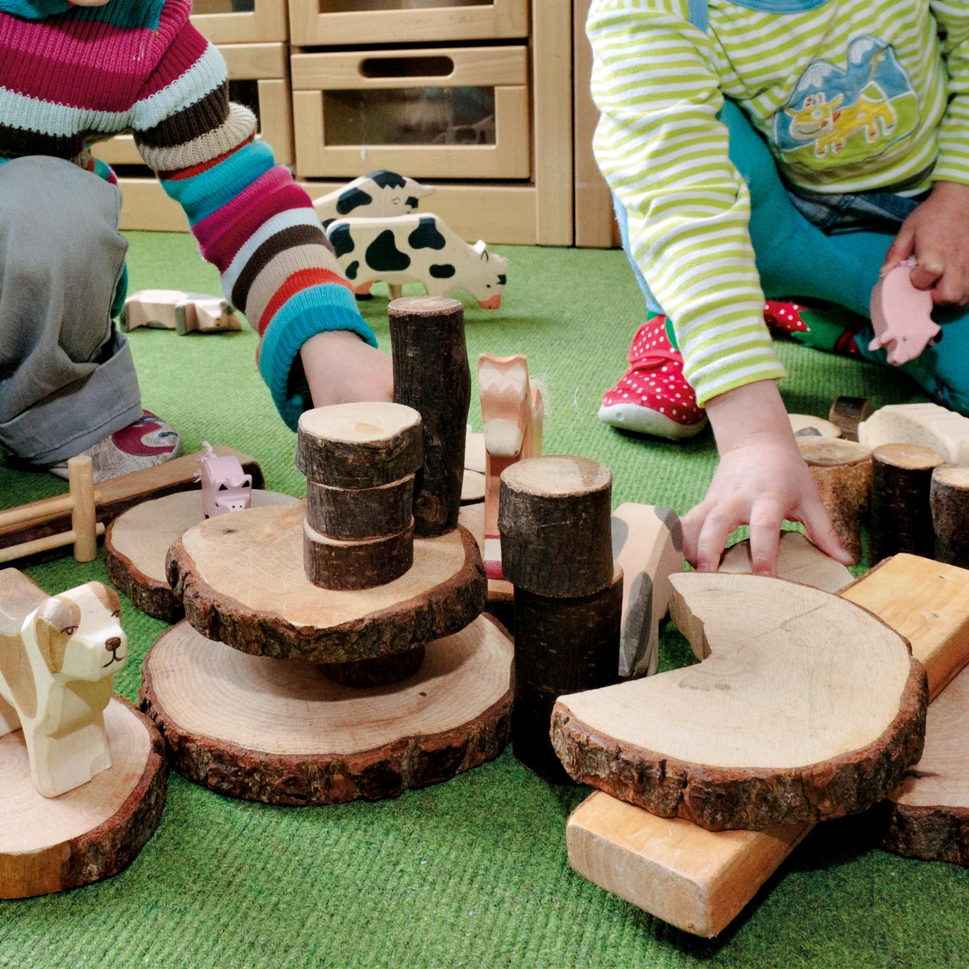Kinder spielen mit Holzspielzeug