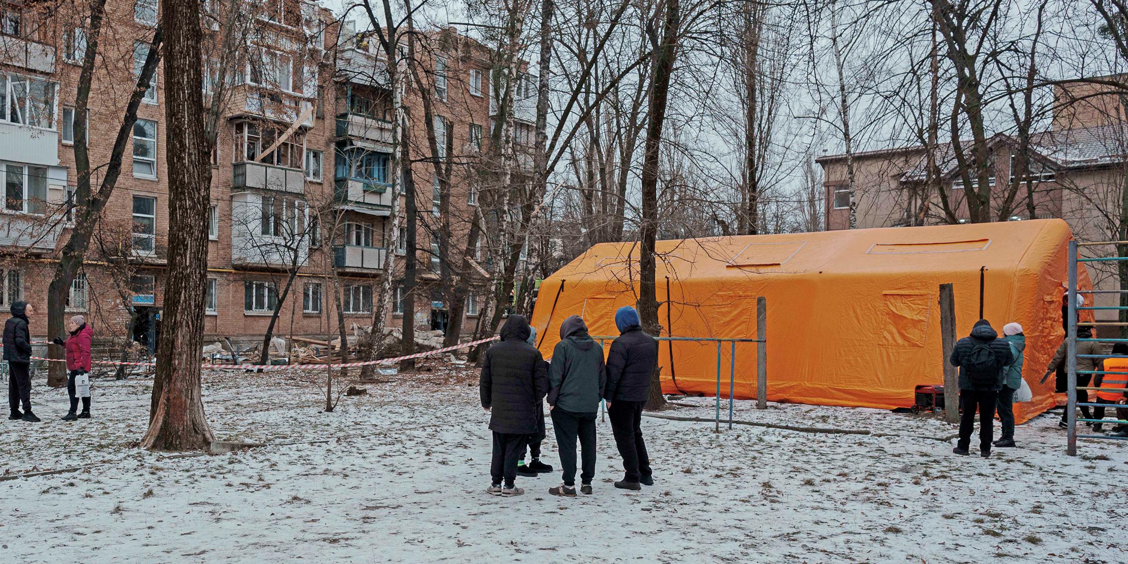 Zerstörte Häuser in Kiew nach russischem Angriff