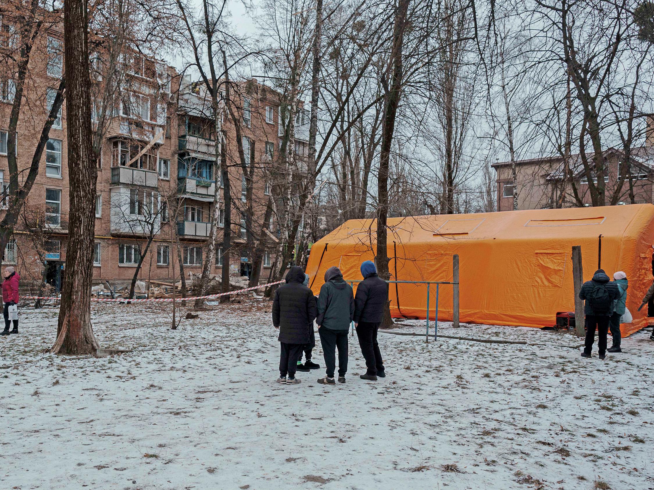 Zerstörte Häuser in Kiew nach russischem Angriff