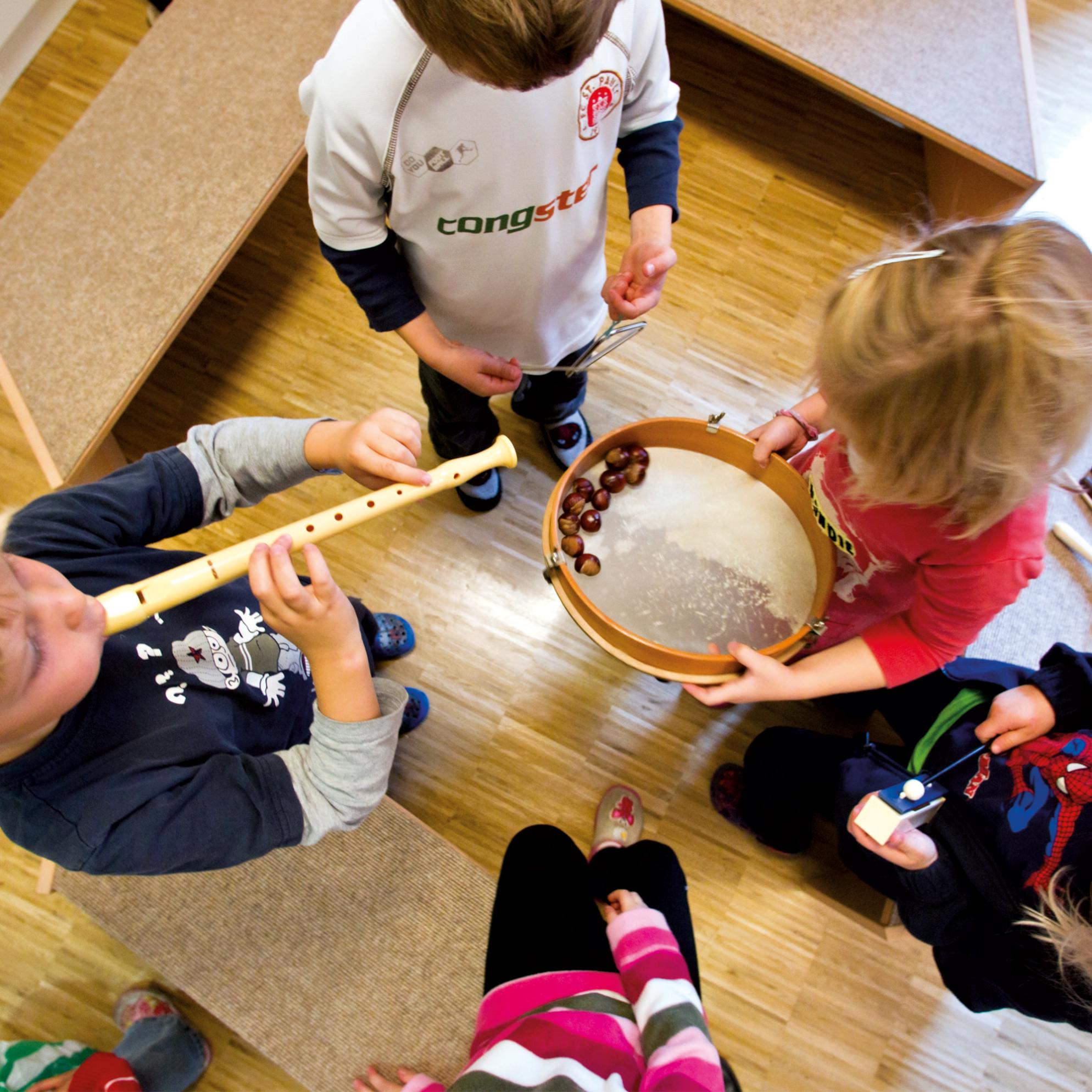 Kinder musizieren