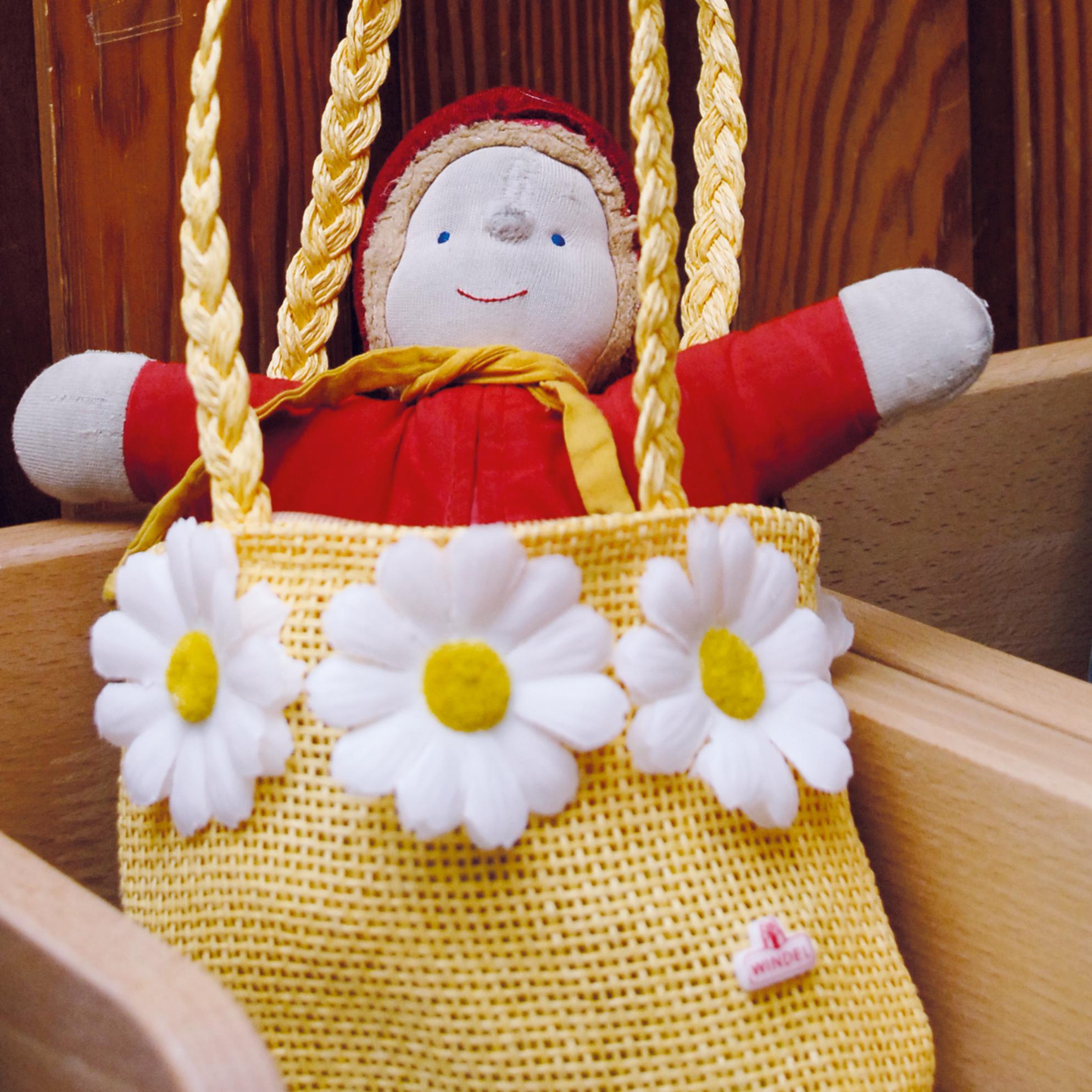 Tasche mit einer Puppe in der Kita