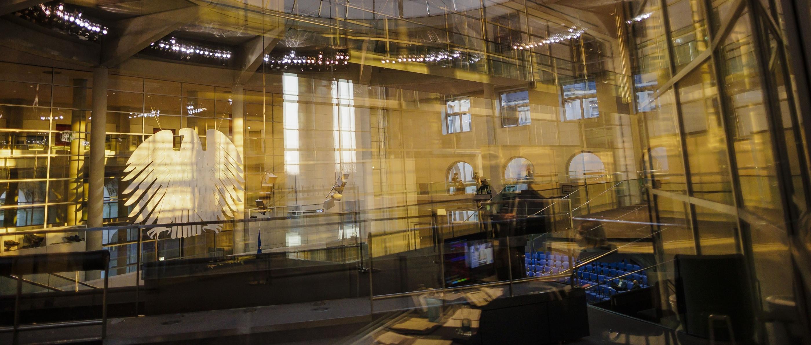 Die tief stehende Sonne beleuchtet den Plenarsaal. Blick von der Besucherebene in den Plenarsaal.