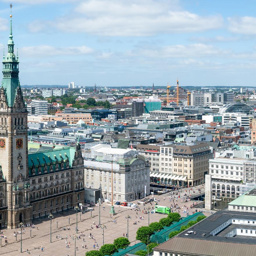 Eine Luftaufnahme von Hamburg mit dem Hamburger Rathaus.