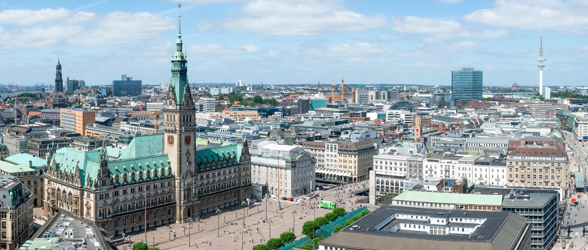 Eine Luftaufnahme von Hamburg mit dem Hamburger Rathaus.