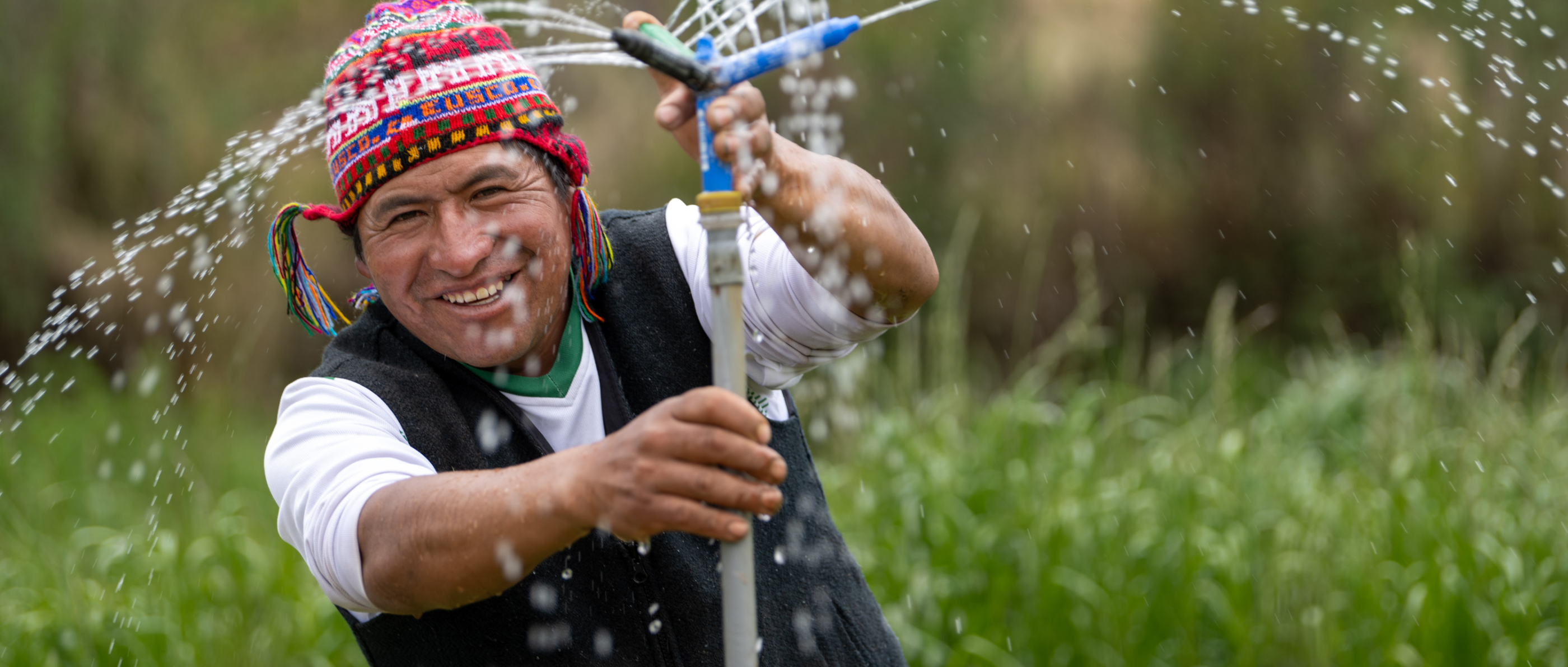 Arariwa in Cusco kümmert sich um die Entwicklung von nachhaltiger Familienlandwirtschaft in der Region. Künstliche Bewässerung: Der Landwirt Javier Quispe Valle mit seiner gerade installierten künstlichen Bewässerungsanlage. Projektpartner: ARARIWA - Asociacion Arariwa