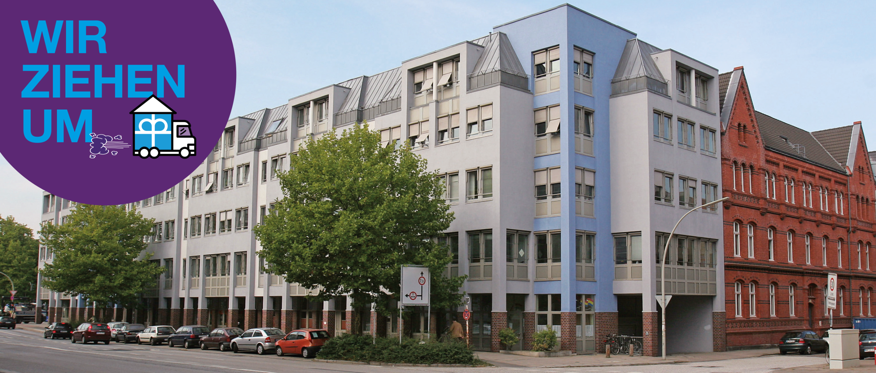Ein großes Haus mit vielen Fenstern und ein Cartoon von einem Umzugswagen mit dem Hinweis 'Wir ziehen um'