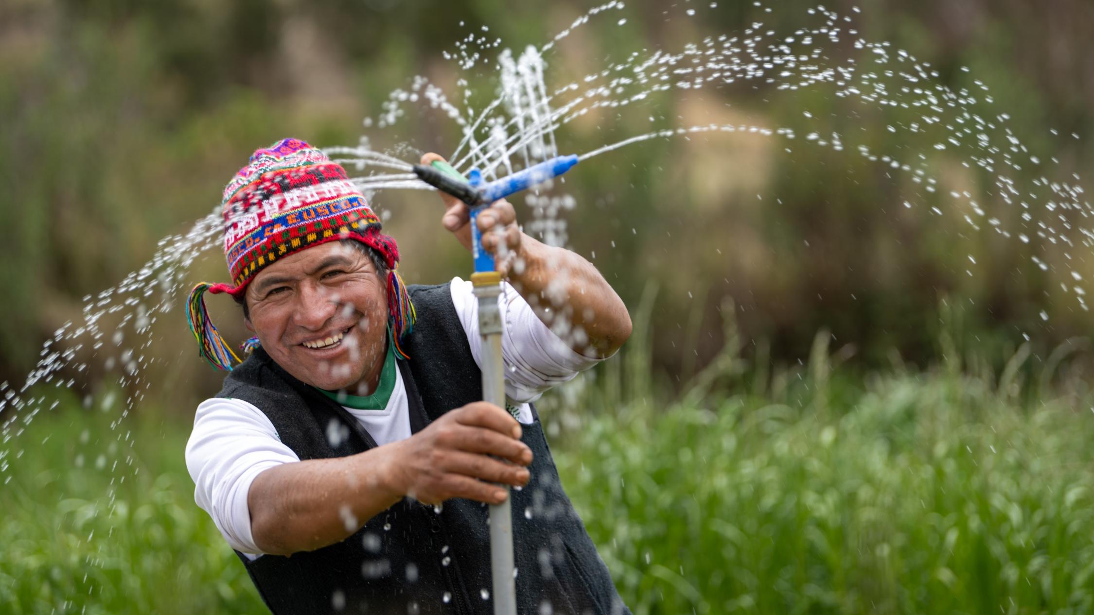 Arariwa in Cusco kümmert sich um die Entwicklung von nachhaltiger Familienlandwirtschaft in der Region. Künstliche Bewässerung: Der Landwirt Javier Quispe Valle mit seiner gerade installierten künstlichen Bewässerungsanlage. Projektpartner: ARARIWA - Asociacion Arariwa