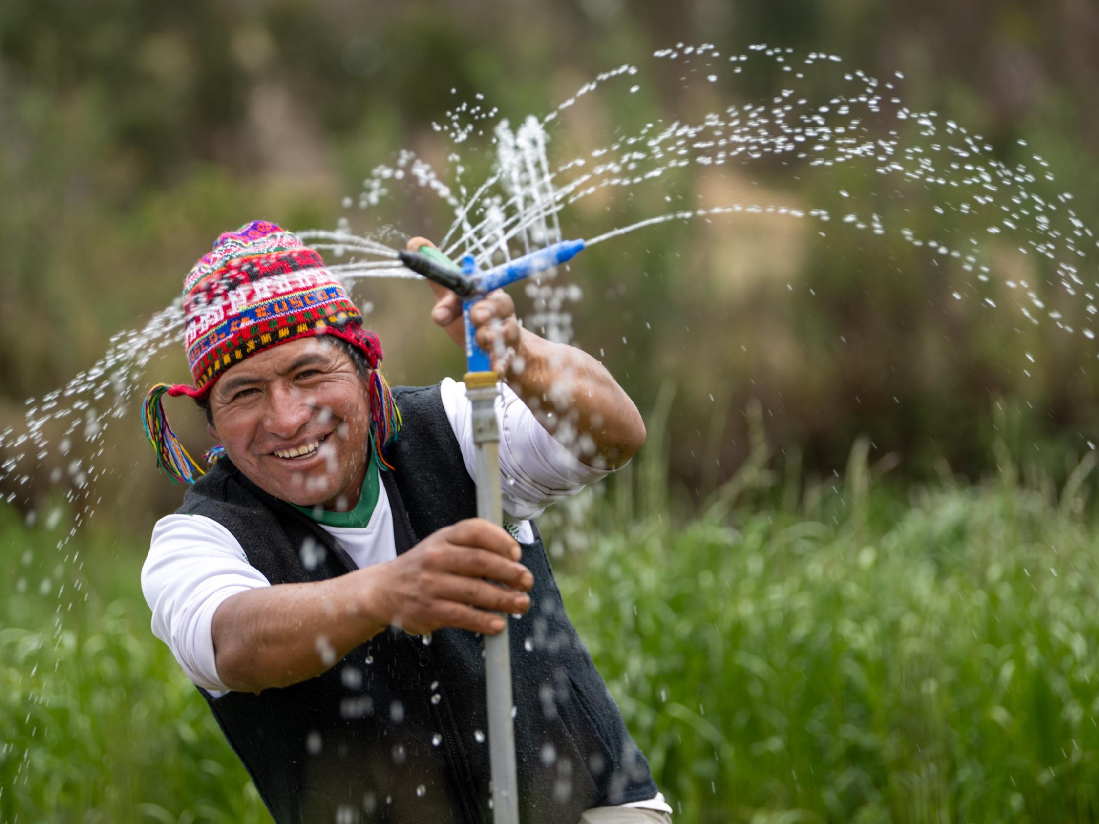 Arariwa in Cusco kümmert sich um die Entwicklung von nachhaltiger Familienlandwirtschaft in der Region. Künstliche Bewässerung: Der Landwirt Javier Quispe Valle mit seiner gerade installierten künstlichen Bewässerungsanlage. Projektpartner: ARARIWA - Asociacion Arariwa