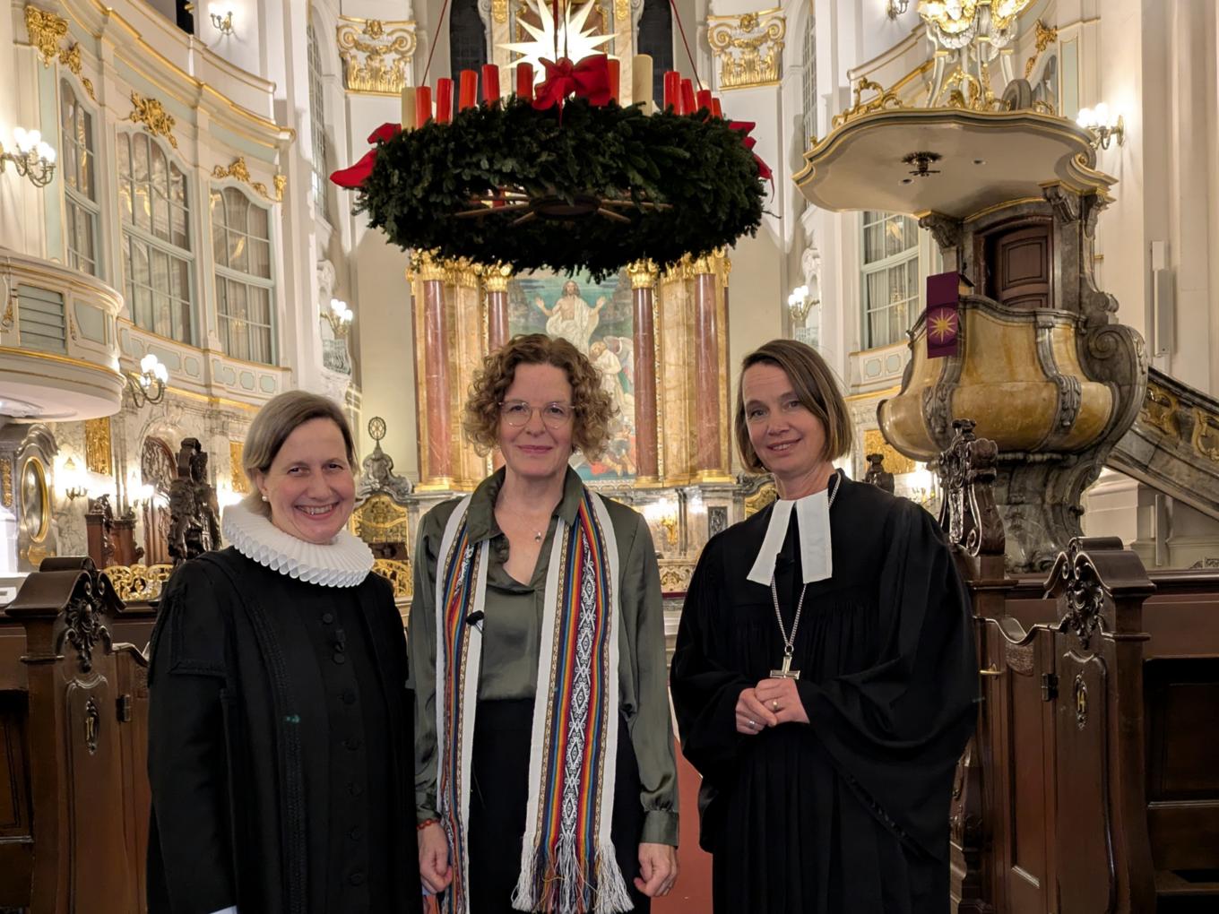 Brot für die Welt im Michel Referentin Linda Corleis mit Pastorinnen Corinna Senf und Annika Woydack