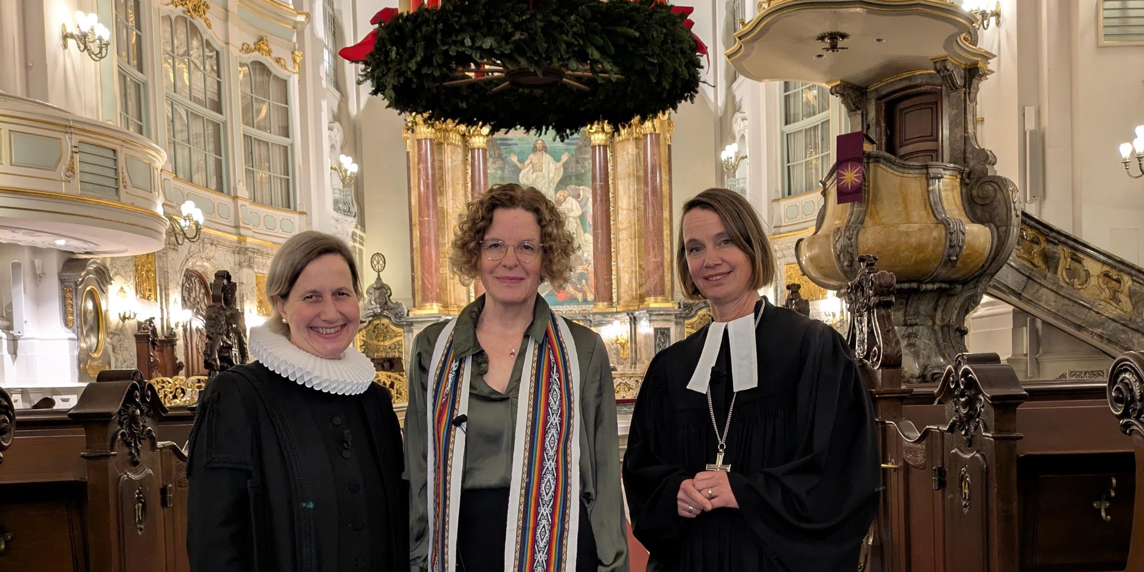 Referentin Linda Corleis mit Pastorinnen Corinna Senf und Annika Woydack
