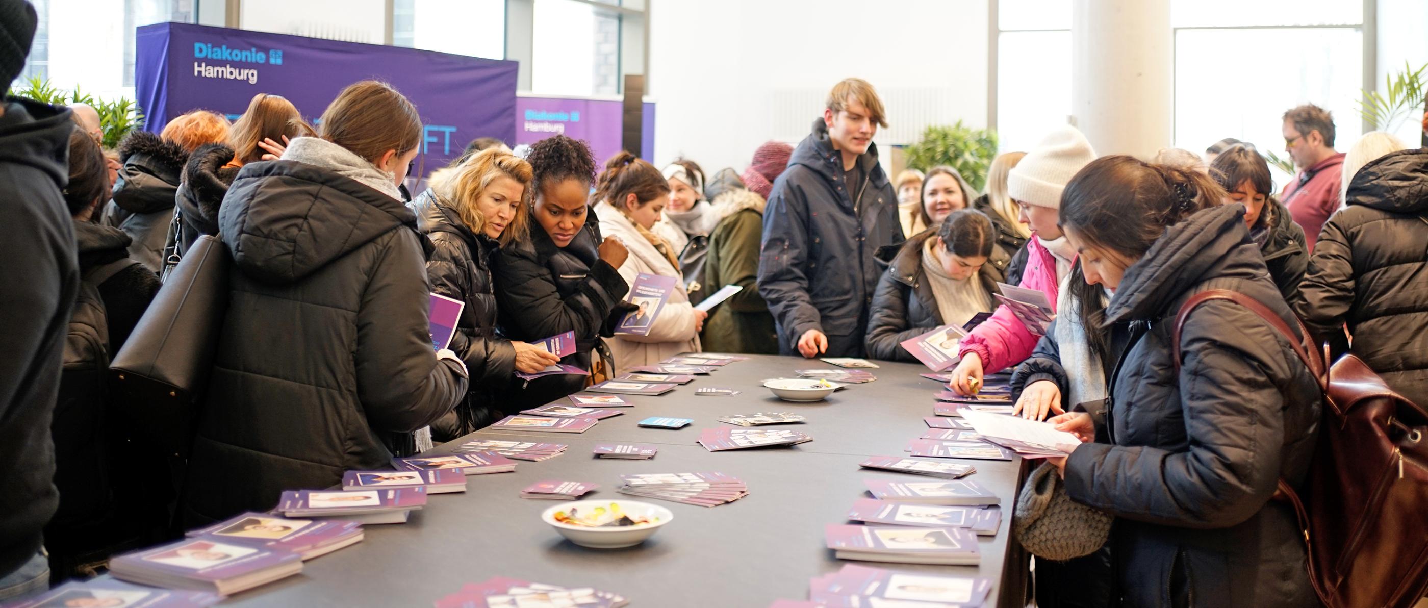 JUnge Menschen besuche die Next Step Messe