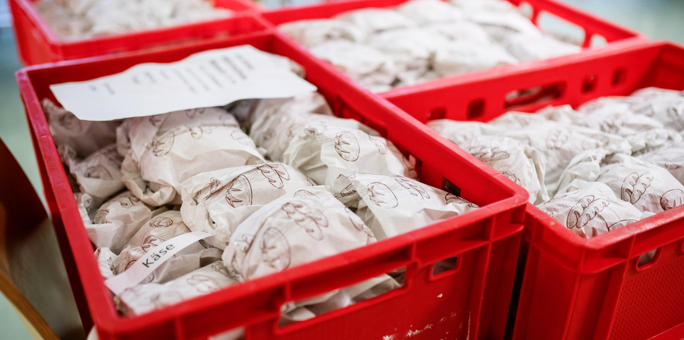 Rote Körbe voller eingepackter Brötchen.