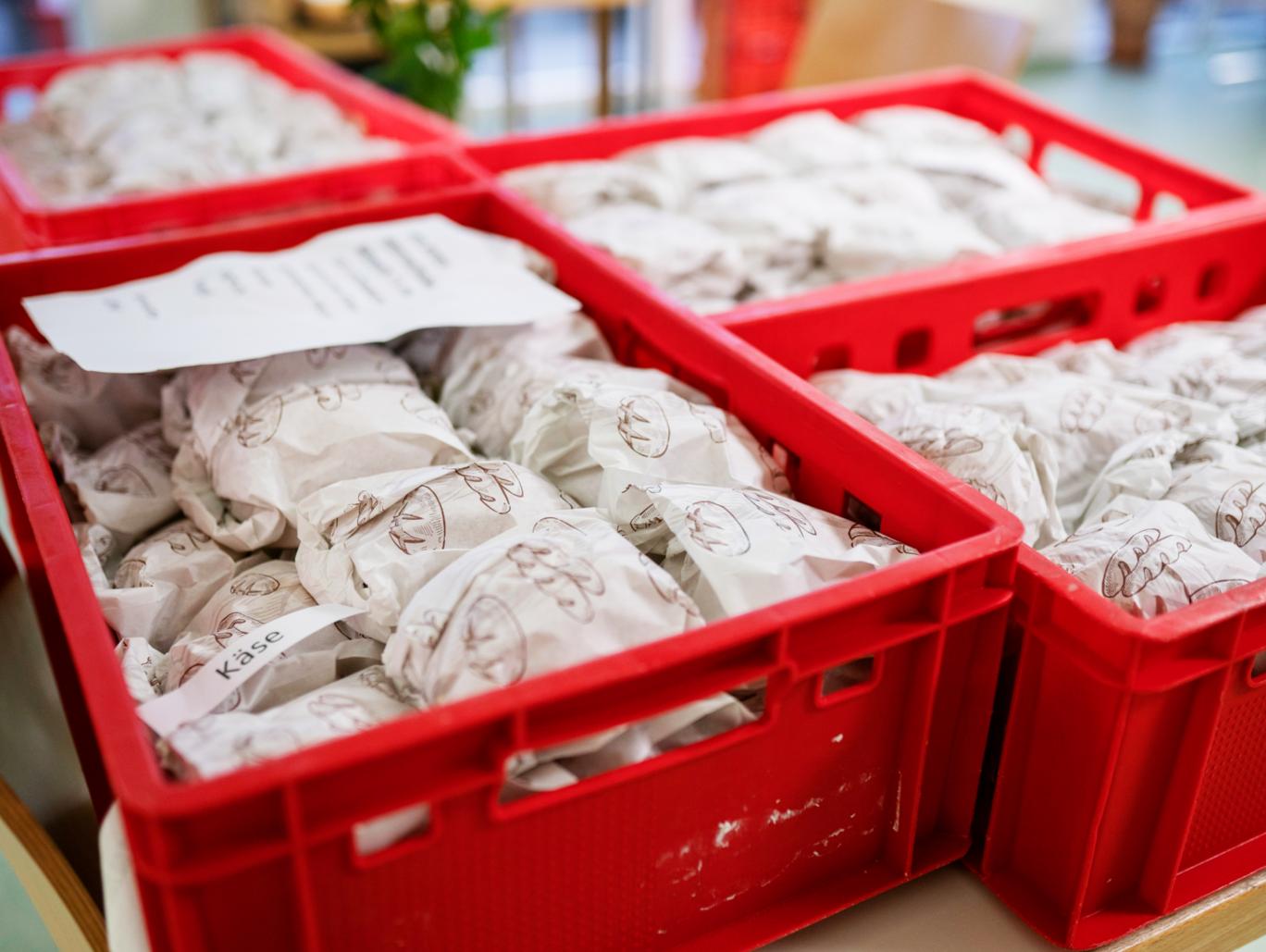 Rote Körbe voller eingepackter Brötchen.