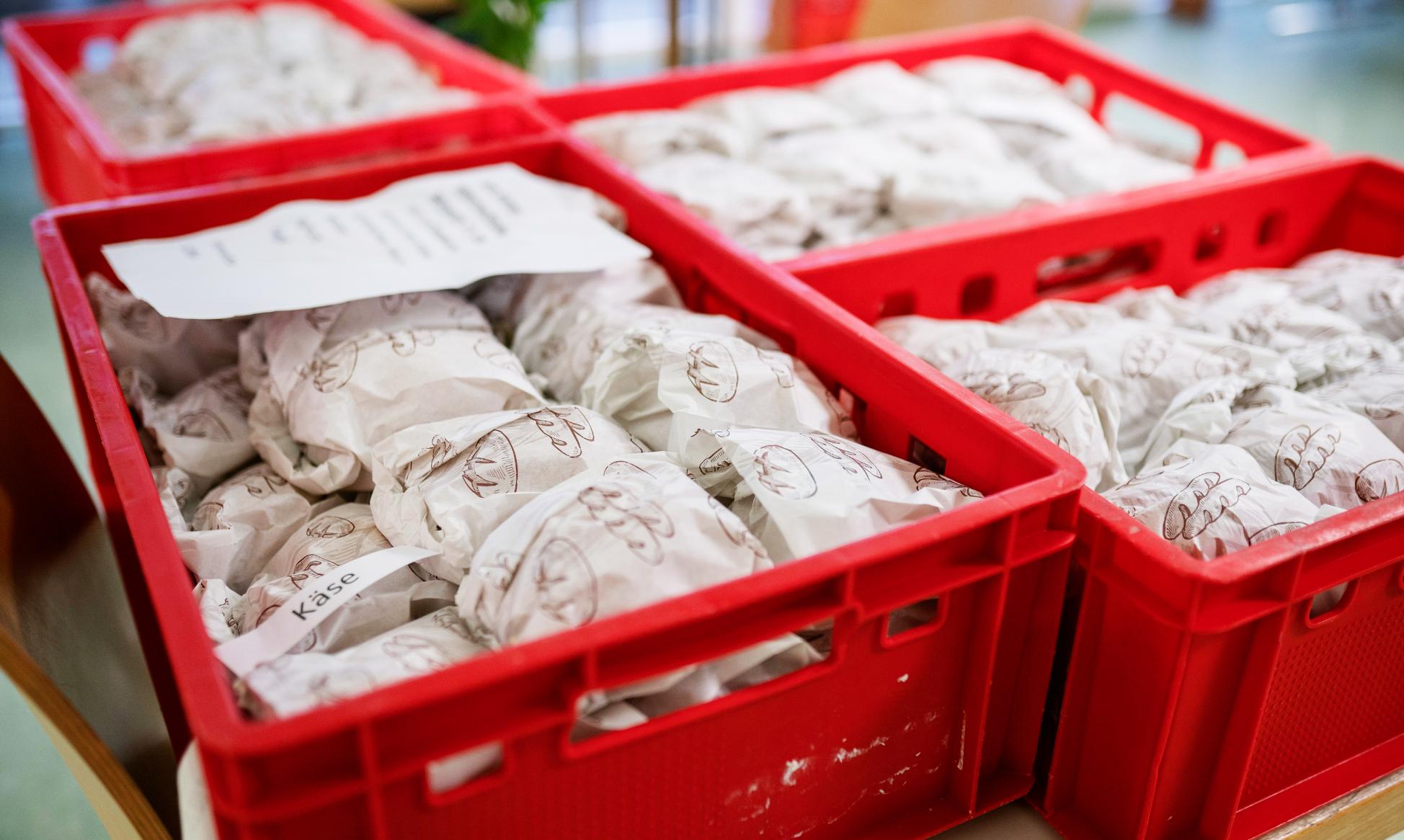 Rote Körbe voller eingepackter Brötchen.