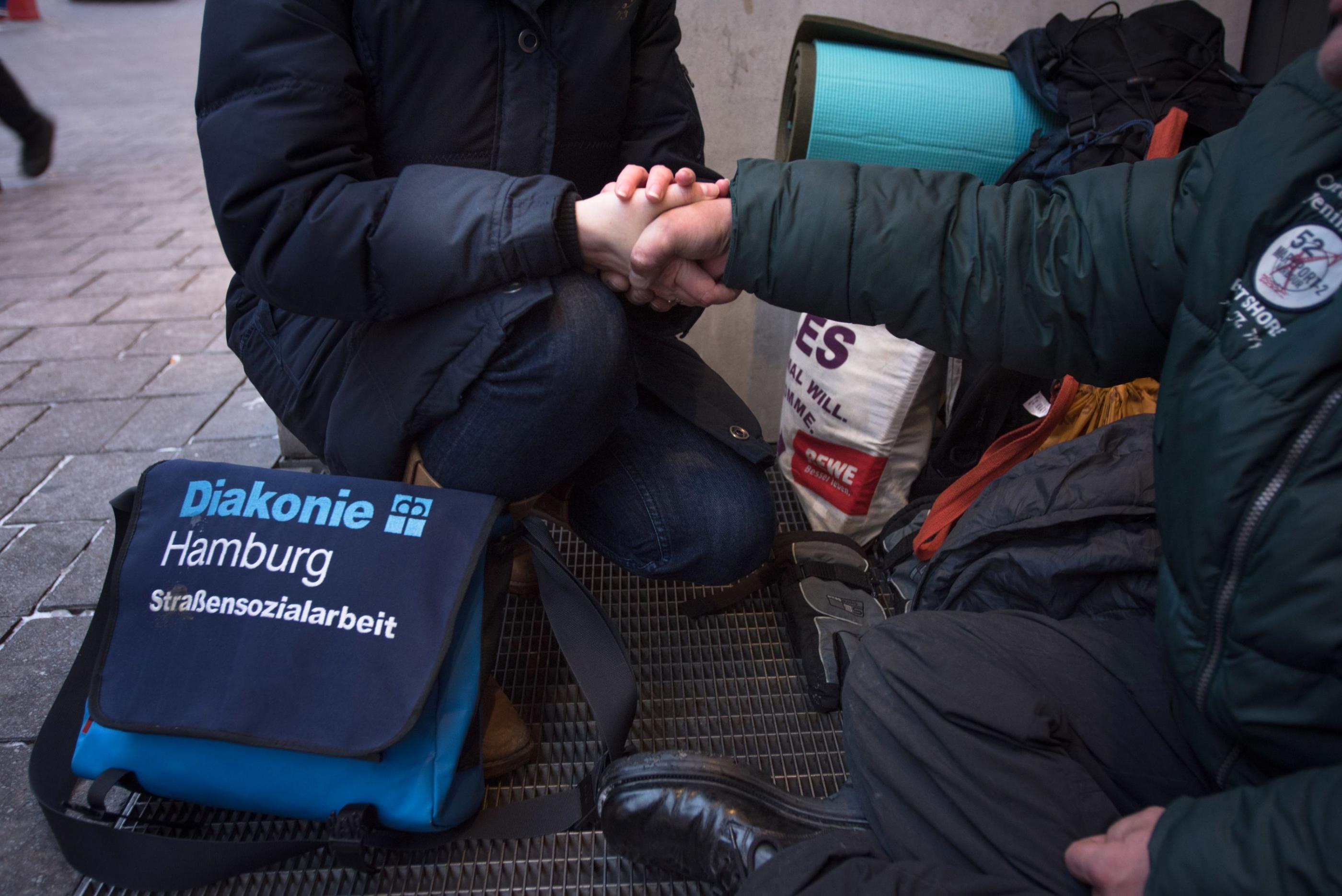 Ein Mensch hält die Hand eines anderen.