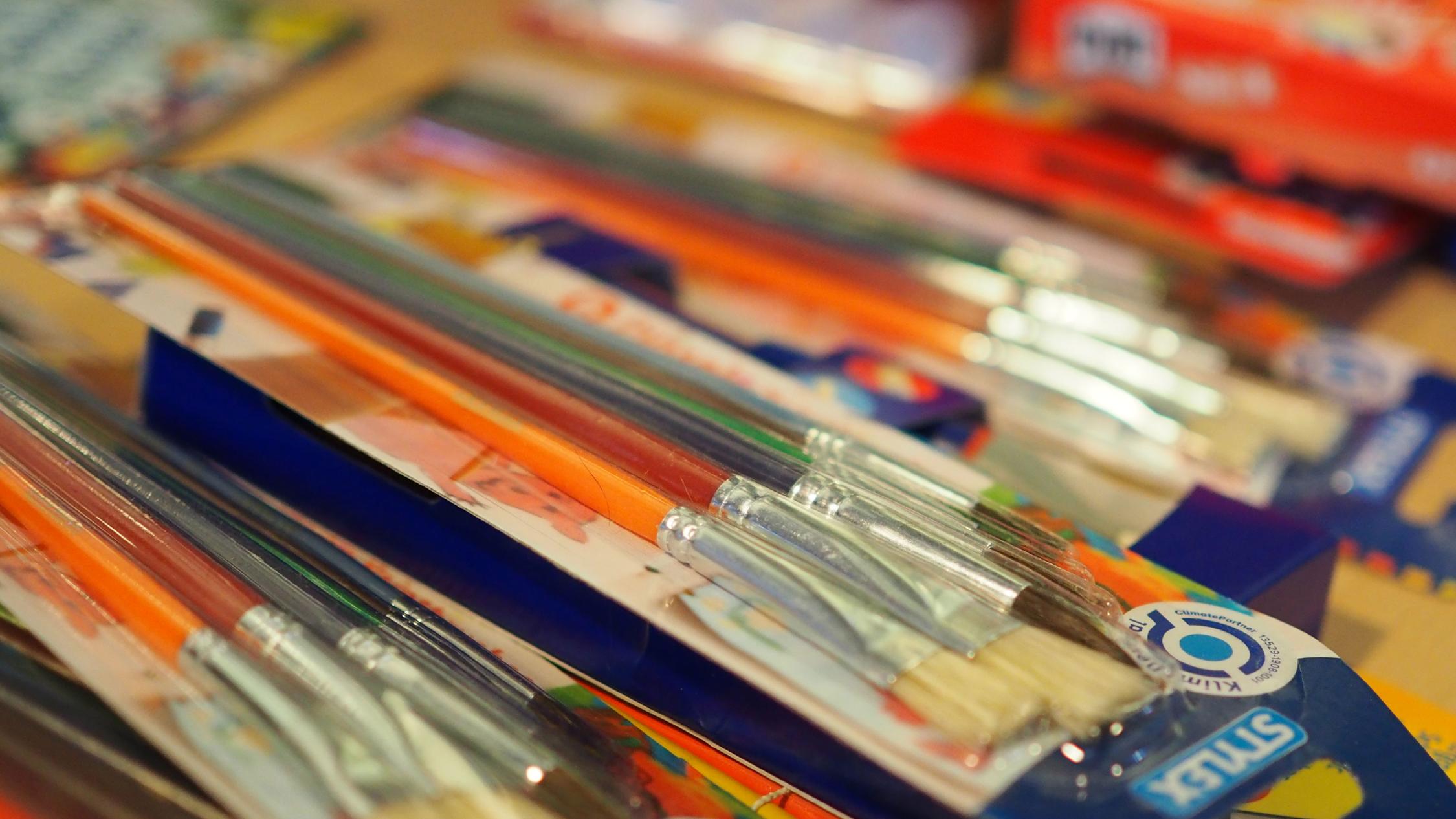 Schulmaterial ist teuer! Deshalb sammelt die Diakonie-Stiftung MitMenschlichkeit neues Schulmaterial für armutsbetroffene Kinder und Familien.